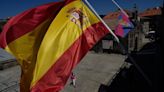 Cuatro investigados por coacciones y odio por intimidar y arrebatarle la bandera española a una chica en Donostia