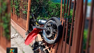 Video: Pareja de motociclistas acabó en el hospital luego de atravesar tapia de casa | Teletica