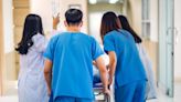 Exprimidos por los costos de las enfermeros temporales, los sistemas hospitalarios crean sus propias agencias de personal