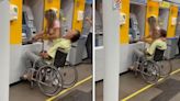 [Video] Aprovechada mujer arrastró en silla de ruedas a sujeto moribundo hasta el cajero