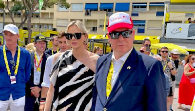 Charlene de Monaco sur le Tour de France : Albert reçoit deux cadeaux collector, le look et le geste de la princesse le sont tout autant