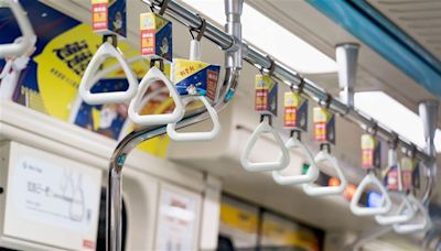 台北捷運新奇手拉環：捏一下，聽見科學麵的聲音！