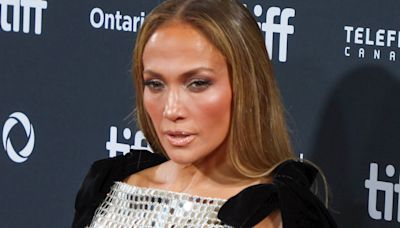 Jennifer Lopez promove filme produzido por, Ben Affleck com vestido arrasador