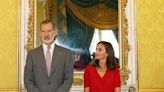 Doña Letizia da una tercera vida a su vestido rojo, el 'diseño de invitada definitivo'