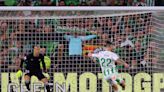 El Sevilla, fiel a su norma, sobrevive al Betis en el derbi