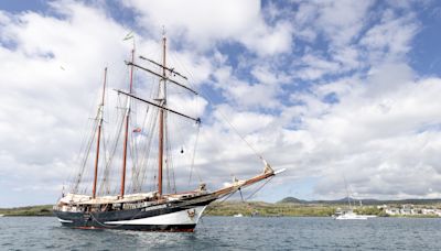 El barco que recrea la vuelta al mundo de Darwin llega a las Galápagos con su tataranieta