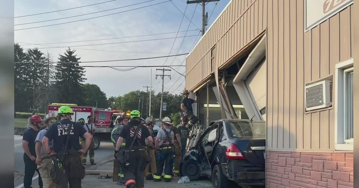 Driver of car crashes into autobody shop in Fayette County
