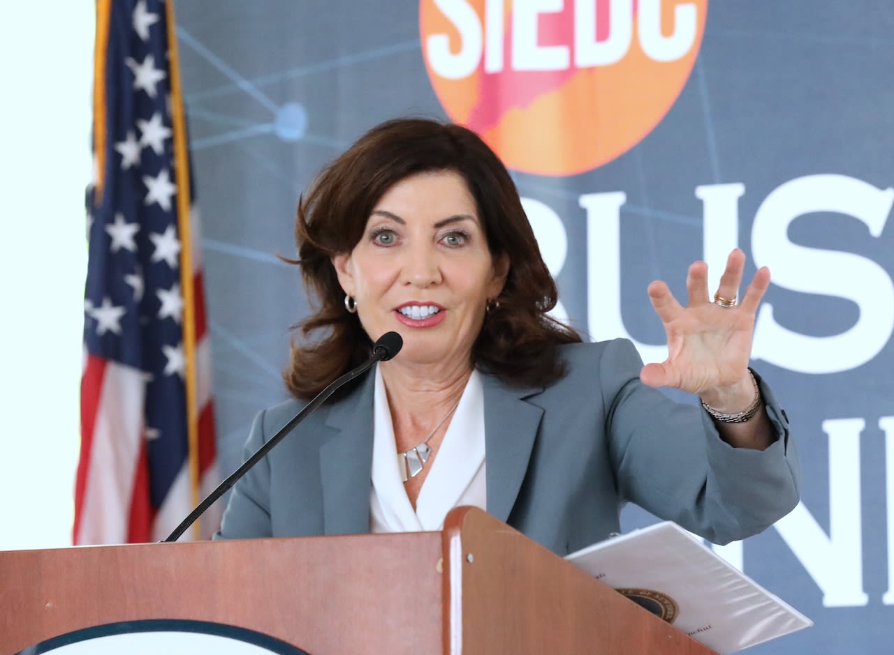 N.Y Gov. Hochul signs legislation, will let NYC set lower speed limit