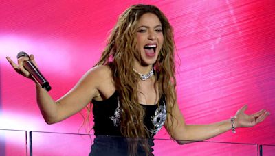 Shakira Performs Surprise Concert for over 40,000 Fans in N.Y.C.'s Times Square to Celebrate New Album