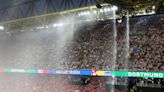 Detienen a un hombre encaramado al techo del estadio durante el Alemania - Dinamarca