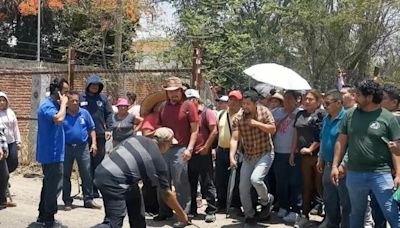Pobladores y transportistas de La Raya confrontan a maestros del SNTE que bloquean aeropuerto de Oaxaca
