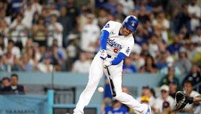 Smith homers 3 times, Freeman singles in the go-ahead runs in 8th and Dodgers beat Brewers 8-5