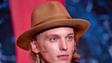 Estrella de ‘Stranger Things’, Jamie Campbell Bower, dice que fue a un hospital de salud mental por adicción