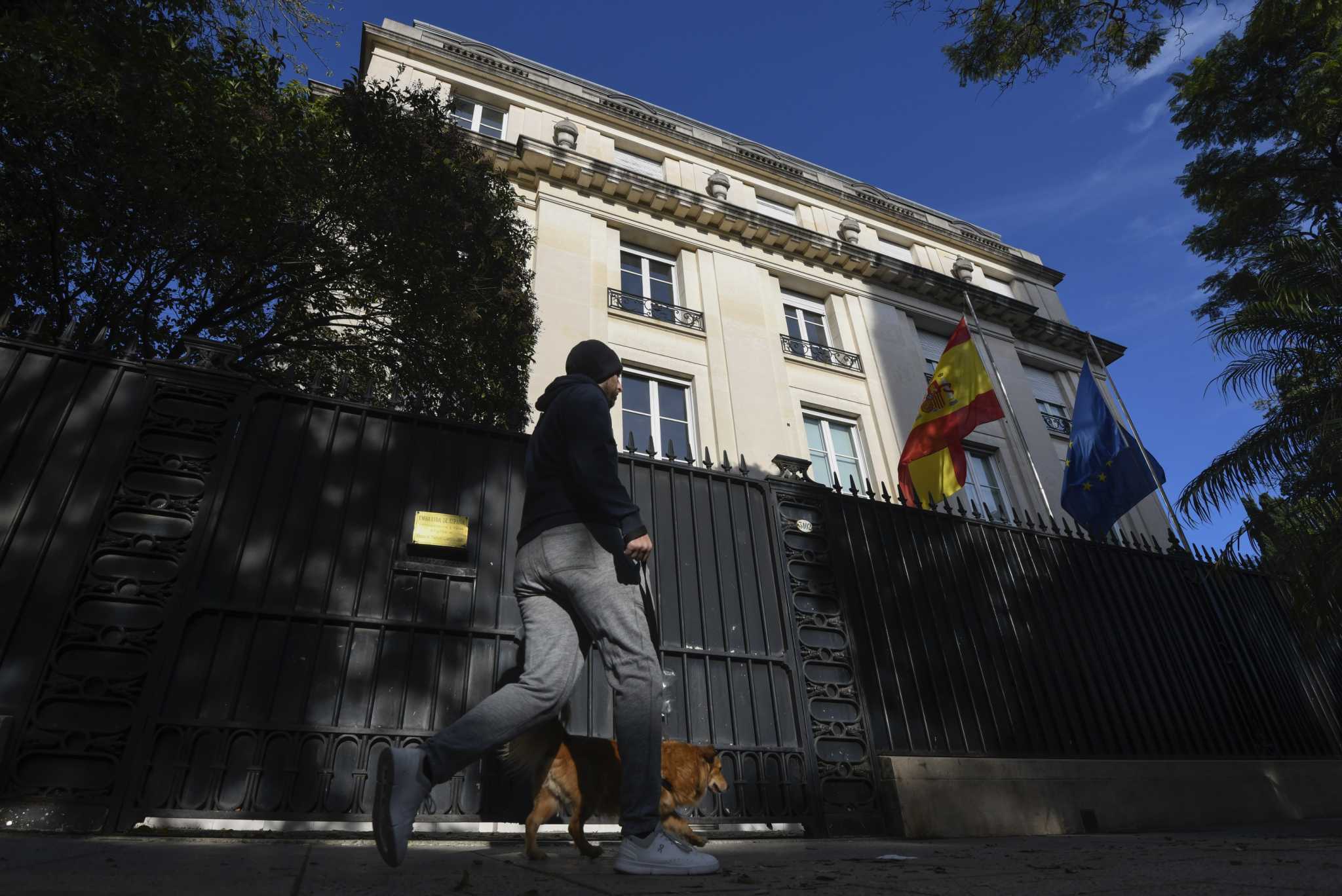 Spain withdraws its ambassador to Argentina over President Milei's insults, escalating crisis