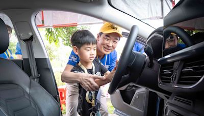福特六和總經理陳文芳帶領志工參與「小黃帽交通安全童樂會」