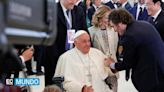 El papa Francisco y Javier Milei se abrazan en la cumbre del G7