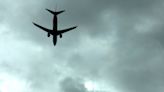 Avión aterriza a salvo en el aeropuerto de Portland pese a perder parte del fuselaje