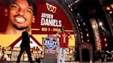 Jayden Daniels se va en el turno N° 2 a los Commanders