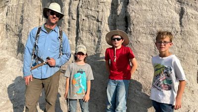 Família encontra fóssil de T. rex jovem durante trilha nos Estados Unidos