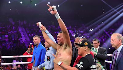 Gervonta Davis knocks out Frank Martin; Benavidez tops Gvozdyk in unanimous decision