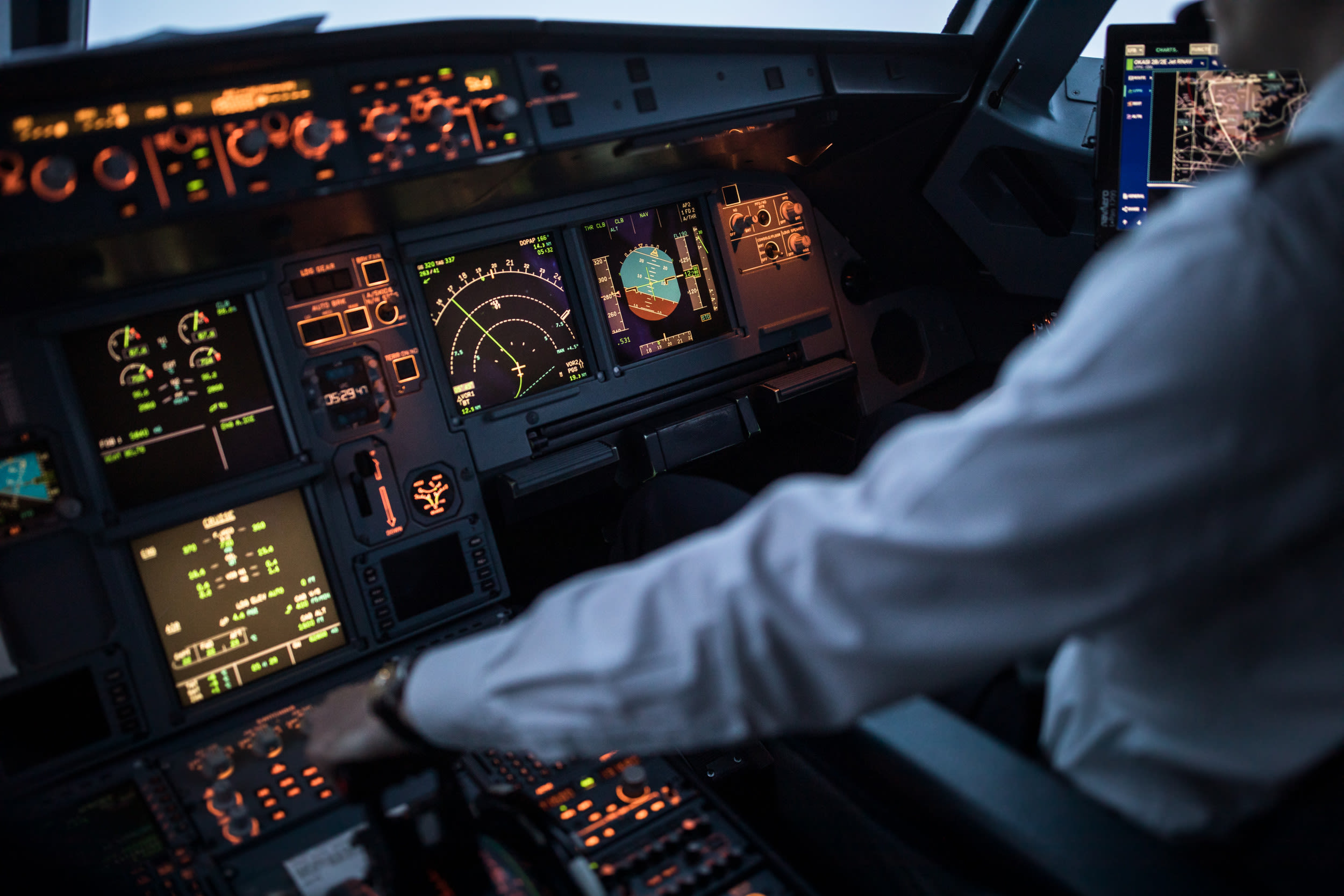 Could a passenger fly a plane if a pilot is incapacitated? Captain explains