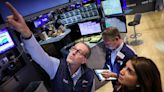 Wall Street cae en medio de la decepción de Salesforce y el IPSA extiende su racha de pérdidas - La Tercera