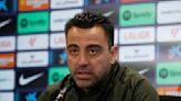 Un presionado Xavi dice que aún tiene la confianza del Barça