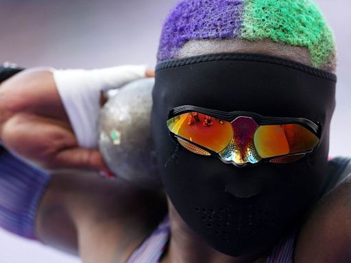 Why did Olympic shot putter Raven Saunders wear a mask while competing?