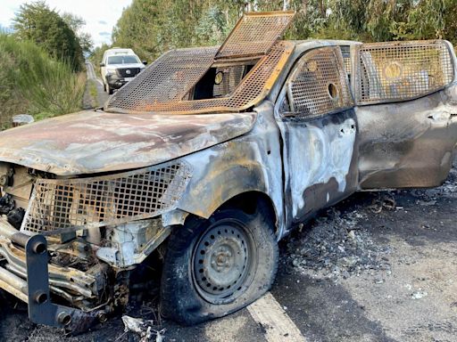 Encuentran muertos a tres carabineros en el interior de una patrulla incendiada en Chile en una emboscada