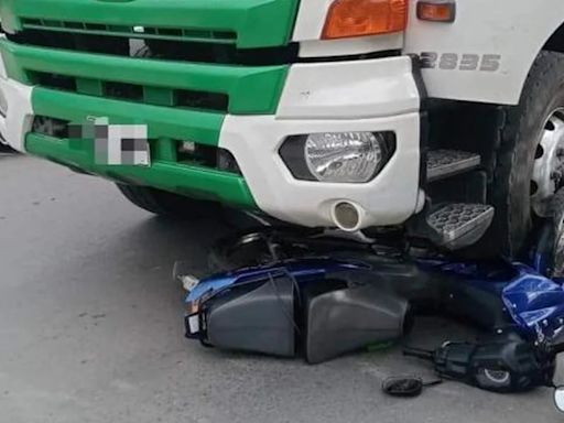 Trágico siniestro vial en Sogamoso quedó en video: camión le pasó por encima a una mujer que iba en motocicleta