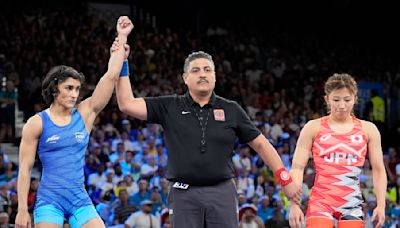 Vinesh Phogat of India stuns Yui Susaki of Japan, Tokyo gold medalist at 50kg, in Paris opener