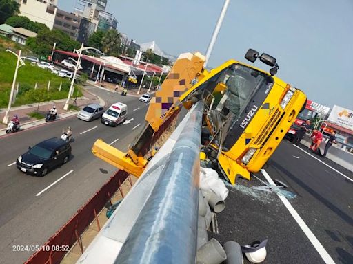 3天後通車今傳意外！台74匝道工程翻車壓傷2移工 1命危1開放性骨折｜壹蘋新聞網