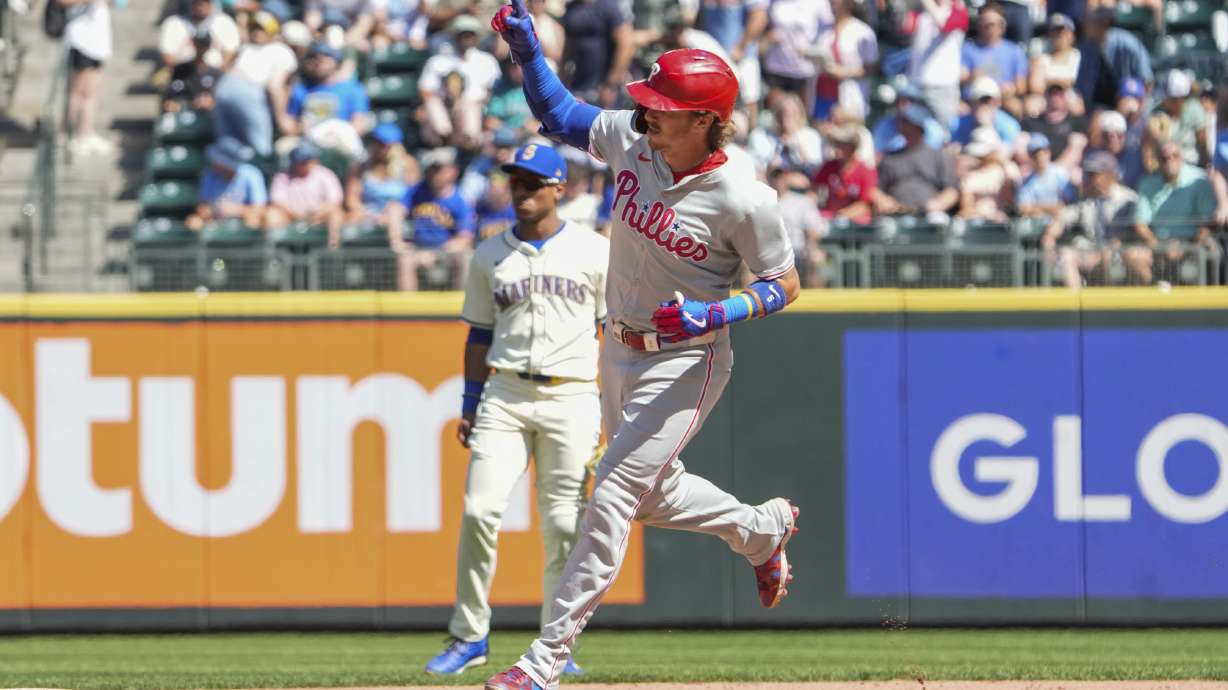 Wheeler's strong start snaps Phillies' losing streak with 6-0 win against Mariners