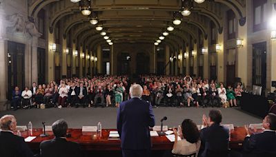 López Obrador agradece trabajo a diputados afines en reunión en Palacio Nacional