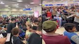 Pasajeros cantan ‘Cielito Lindo’ en Aeropuerto de Cancún ante retraso de vuelos y los tunden en redes