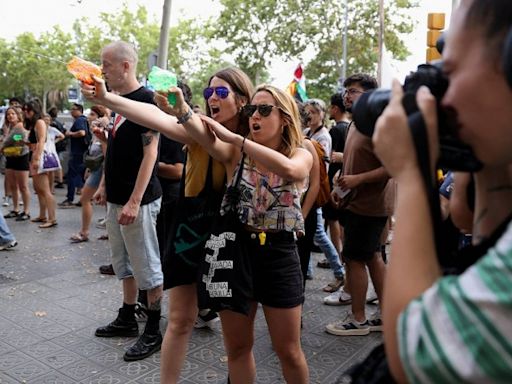 「滾回家去！」 巴塞隆納反觀光抗議人士以水槍驅趕無辜觀光客