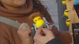 Patitos sin peluca y patitos “Milei”: cuánto salían los accesorios de moda en el acto del 25 de Mayo en Córdoba