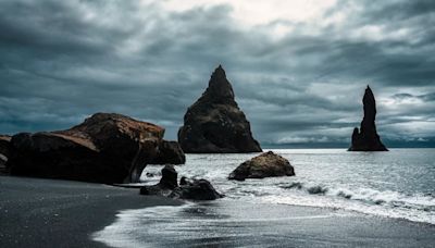 La playa más peligrosa del mundo: olas durmientes, arena negra y aguas gélidas