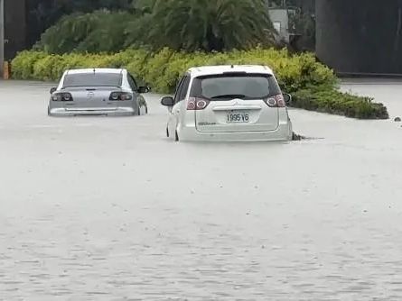 影/凱米肆虐！屏東變汪洋車淹半輛高 長者搭「坐桶仔」脫困