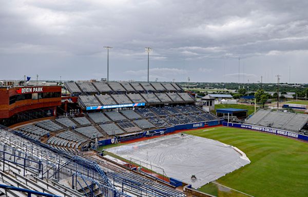 OU softball vs Florida in weather delay before Women's College World Series semifinal