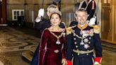 El look de Mary de Dinamarca días antes de convertirse en reina: vestido de terciopelo y tiara de grosellas