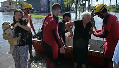 "Hoy vi la muerte": Tras resistir, Lorena entrega su casa a las aguas en Brasil