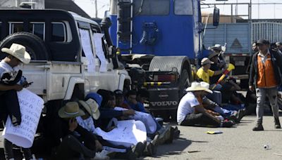 Bolivia: por escasez de dólares, que el gobierno niega, transportistas y comerciantes bloquean vías
