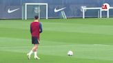 Lewandowski le indica a Xavi que ya es la hora de empezar a entrenar