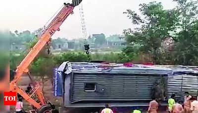 40 injured as bus overturns, falls into ditch on Agra e-way | Kanpur News - Times of India