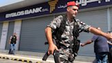 Depositantes desperados irrumpen en bancos de Líbano