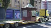 El kiosco de Recoletas, ‘de paseo’ por Iruña sobre un camión para su restauración