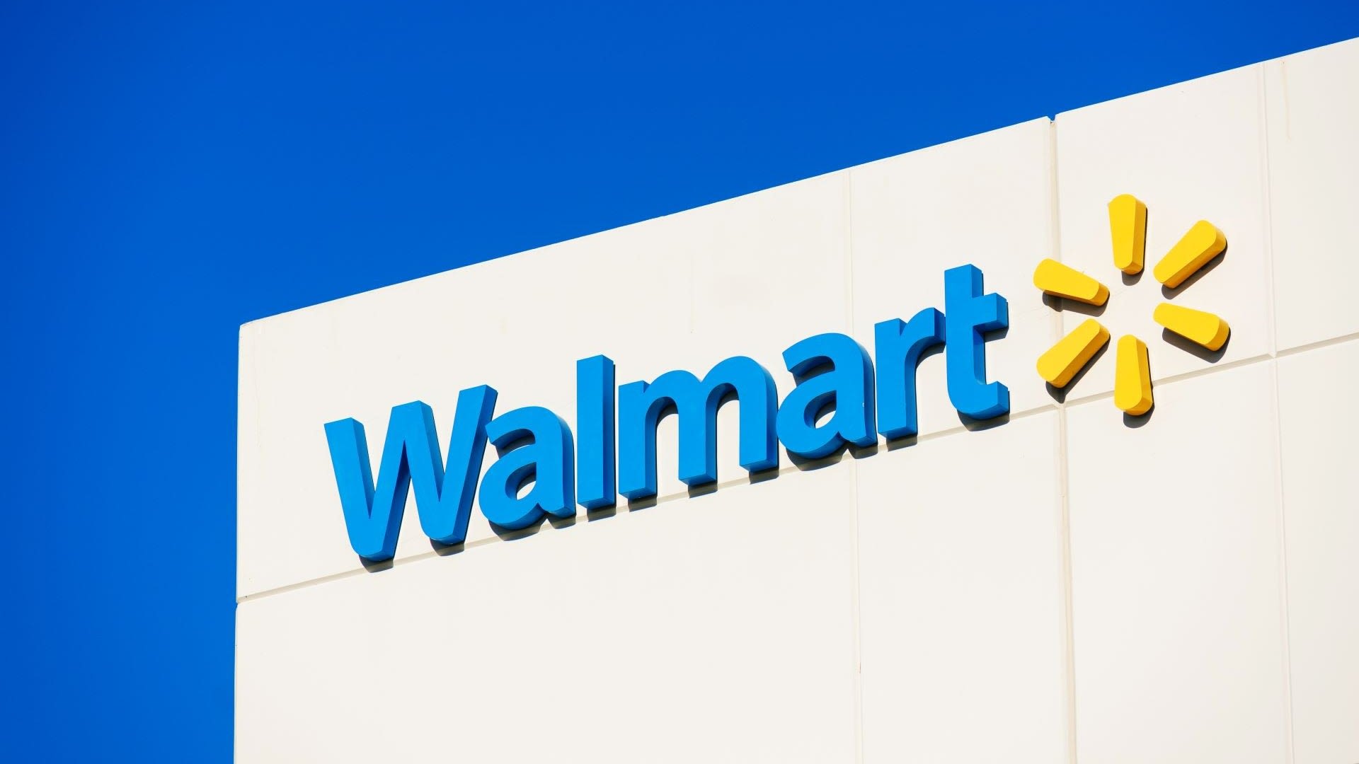 Walmart sails through inflation with strong sales, ups outlook