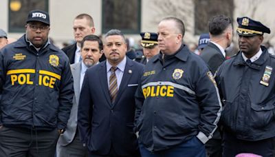 Presidente de Columbia pide ayuda al NYPD para retirar a manifestantes mientras aumentan tensiones