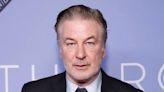 Nuevos videos muestran a Alec Baldwin con un arma de utilería días antes del fatal tiroteo en el set de filmación de "Rust"